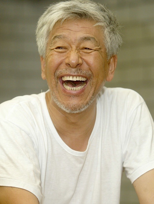 振荣|张洪杰为何75岁仍带着“丑妻”拍戏原来家里养了“一群狼”