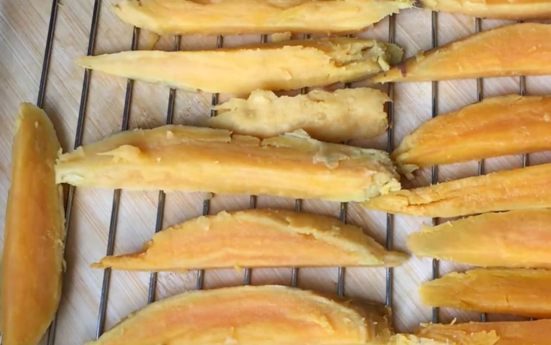 好吃|买几个红薯回家给孩子做个“红薯干”,香甜美味有嚼劲,超好吃