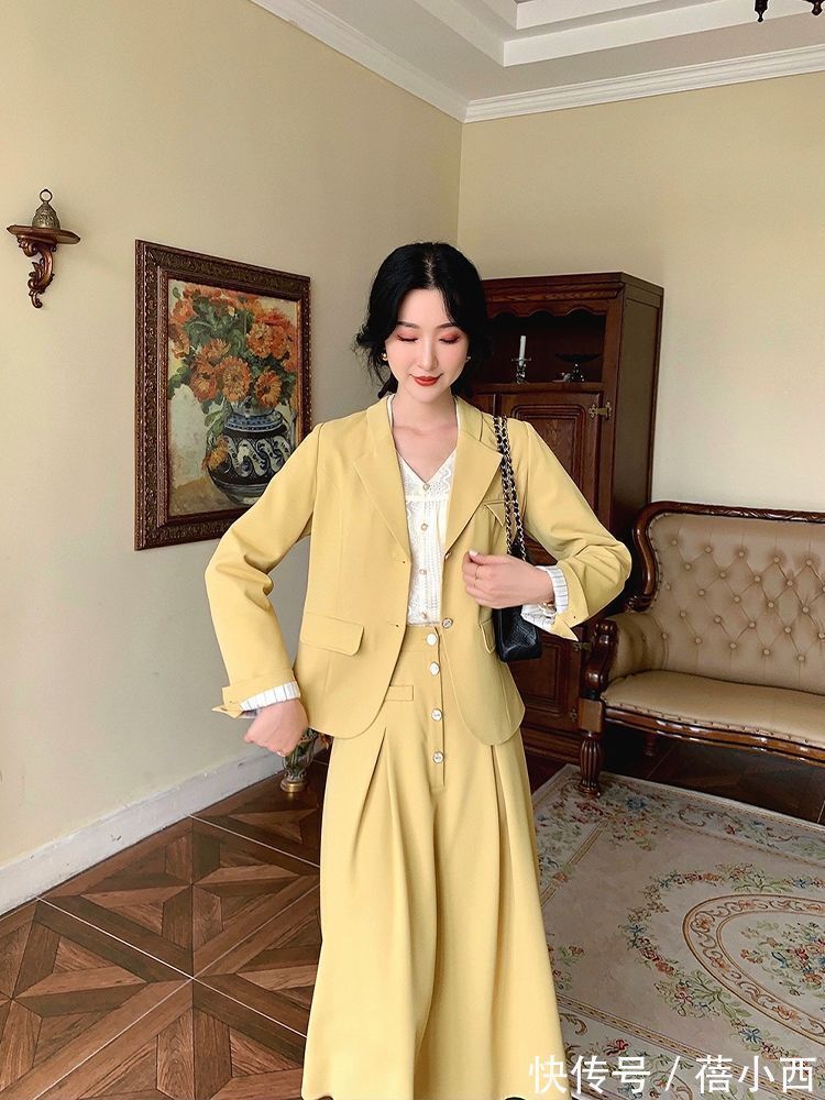 秋季 真正有品味的女人,入秋第1套搭配首选“外套+裙子”,时髦又高级