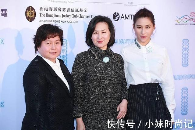 亮色系|何超莲虽然瘦,但是气场还是不够强,站何超琼旁边有点低调