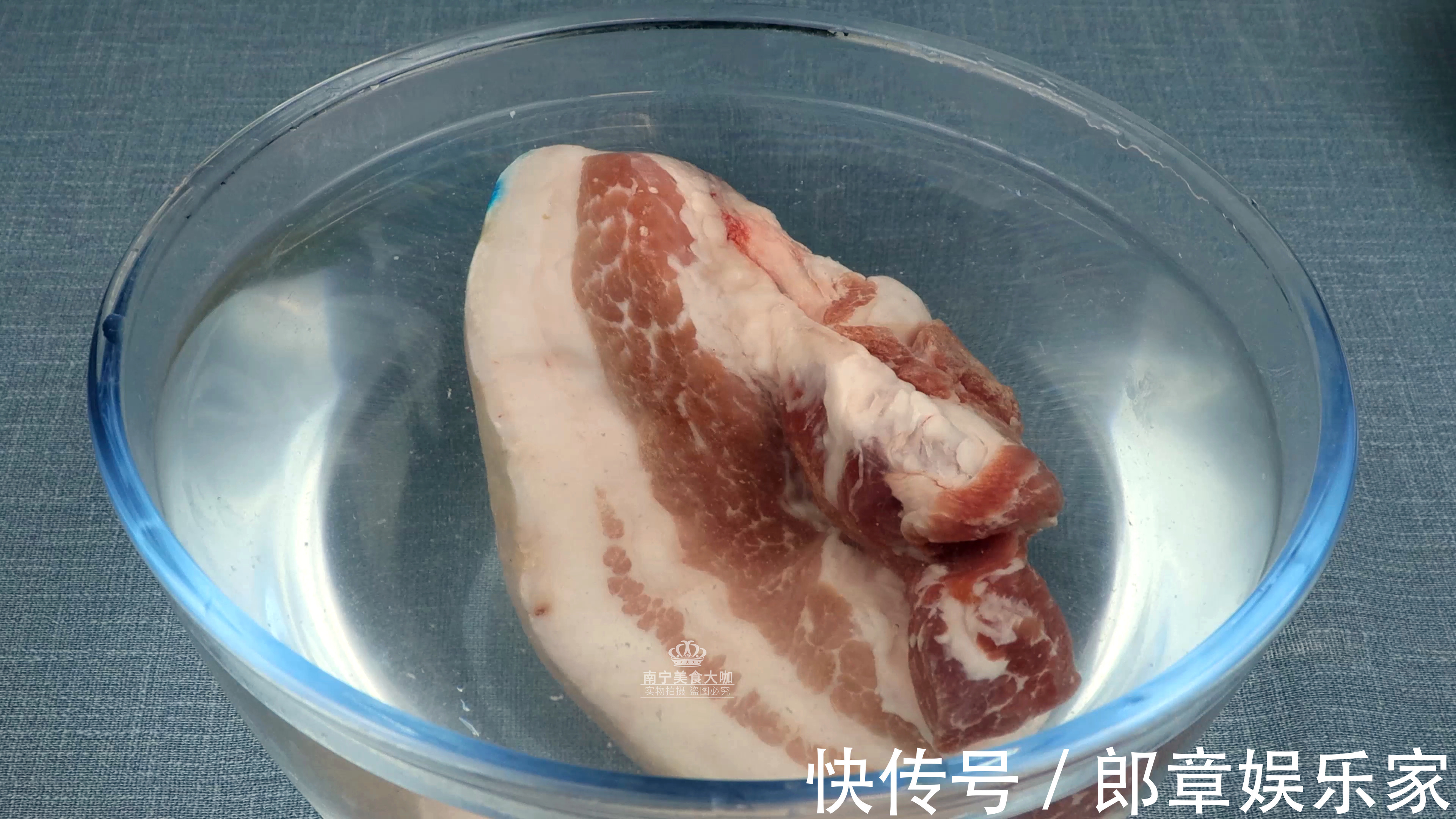 解冻猪肉用热水还是冷水很多人用错了，难怪猪肉解冻出来不好吃
