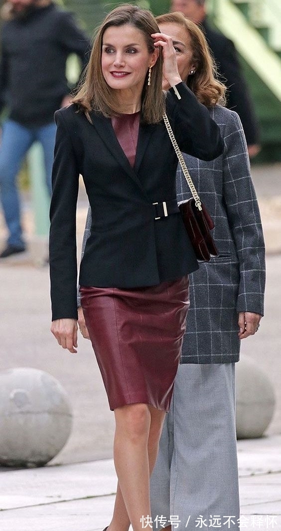 王后|西班牙王后“皮革”穿搭真时髦!粉色夹克搭九分裤,尽显高级范!