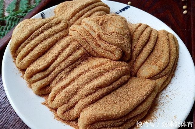 它是我做过最简易的点心,无需烤箱,蒸好擀薄就能吃,香甜好美味!