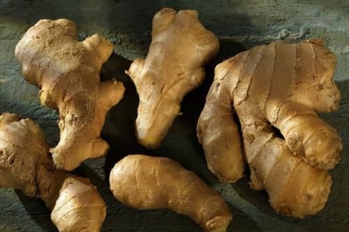 保存生姜很简单，姜农分享2个窍门，放一年不长芽，新鲜又饱满