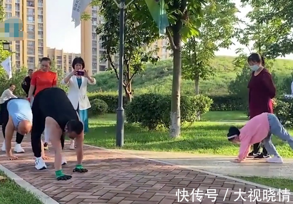 强身健体|场面壮观!陕西30多名大妈模仿动物爬行锻炼,网友:姿势像动物