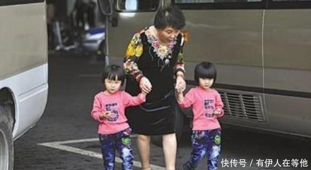 王奶奶|同小区溜娃,49岁妈妈和49岁奶奶的差距一目了然,现状让人唏嘘