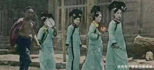 出门|晚清罕见照少爷搂着一妻一妾，宫女出门照！原来电视剧都是假的！