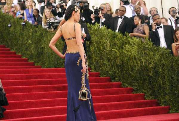 52岁邓文迪这次豁出去，挂脖连衣裙露腰又露背，松弛皮肤好真实