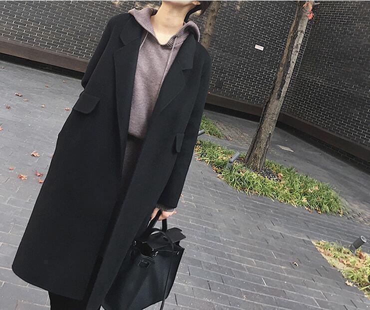 大气 建议大家大衣不要配黑裤子!瞧她那样穿,美得让人猜不出年龄