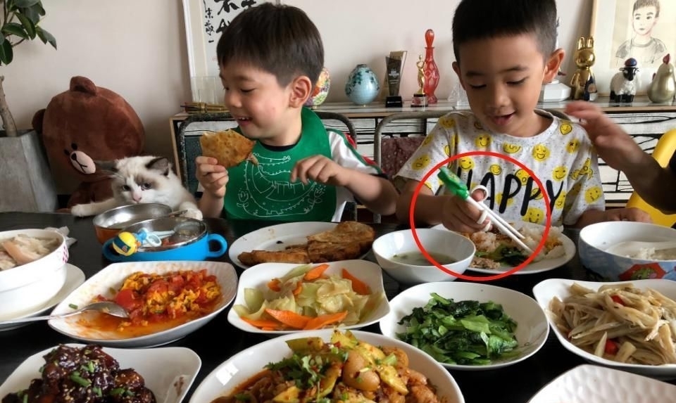 吃相|53岁陈小春翻菜惹争议，曾因喝粥被应采儿扇耳光，男人的吃相有多重要