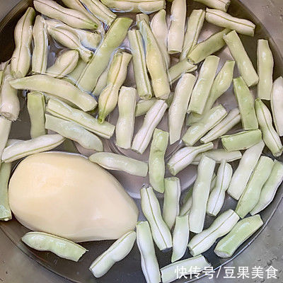 #暖冬酱在手,嗨吃部队锅#大骨煳锅贴