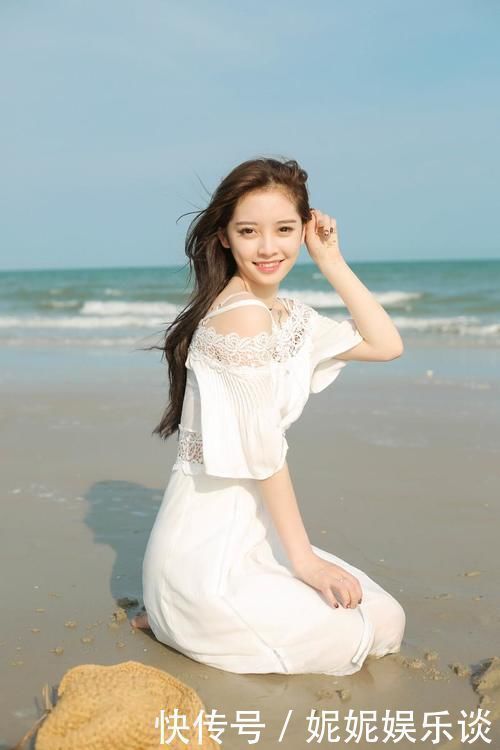 小姐姐 玲珑小姐姐:蕾丝纯白连衣裙,展现玲珑身材,凸显优雅女人味!