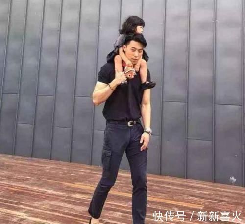 家长|“最嫩爸爸”接女儿放学惹人眼红,老师怀疑早恋,妈妈无奈亲爹