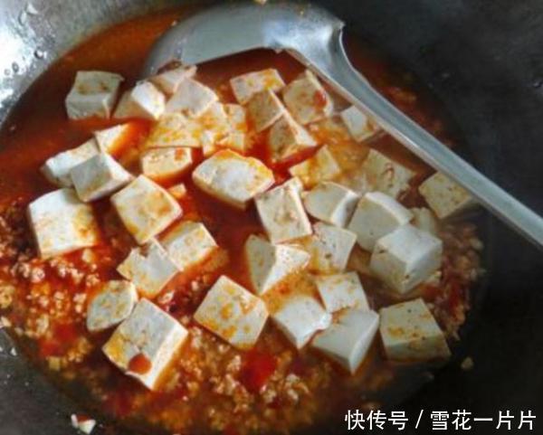 做麻婆豆腐时,豆腐老是容易碎,试试多加“这一步”