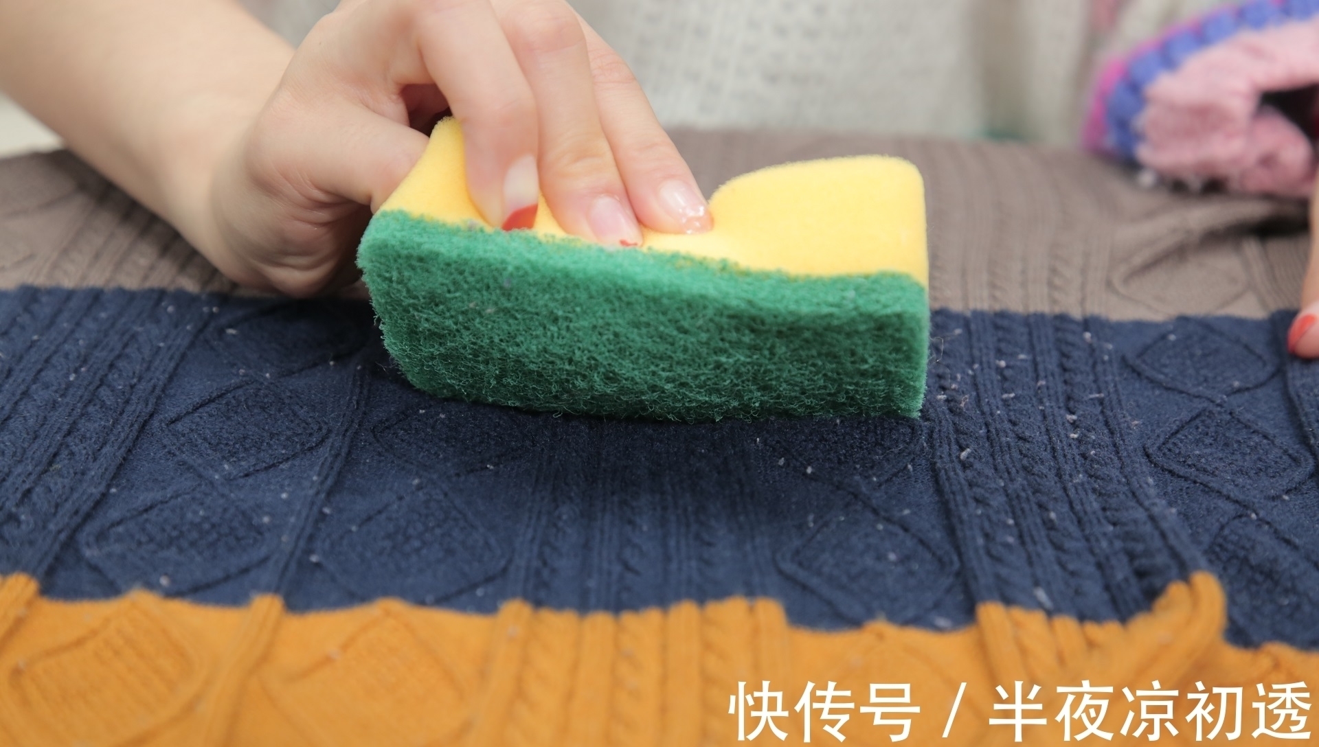 毛衣 毛衣起球了不美观,用牙刷试一试,帮你巧除毛衣上的毛球
