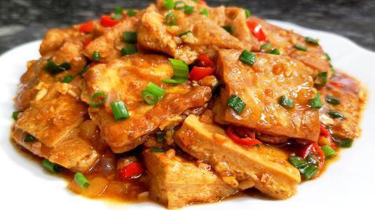 别红烧豆腐了,跟猪肉、西红柿搭配,补气血又补钙,关键是还好吃