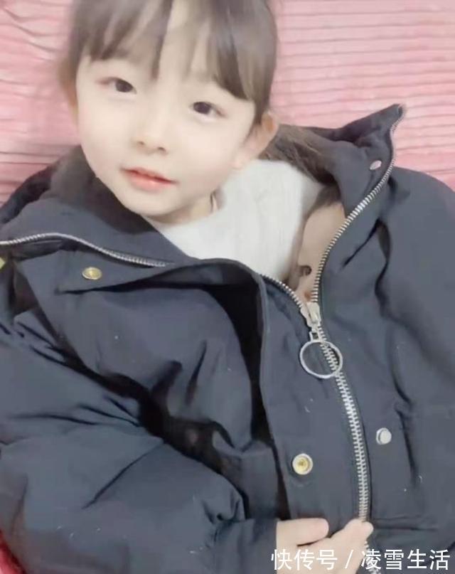 姐姐|“天使姐姐”火了，怕弟弟冻着就踹怀里，网友：日后见面照样打