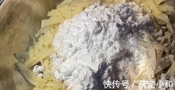 自从学会做这个,我家隔三差五吃,拌一拌上锅一蒸,蘸着料吃,老香了