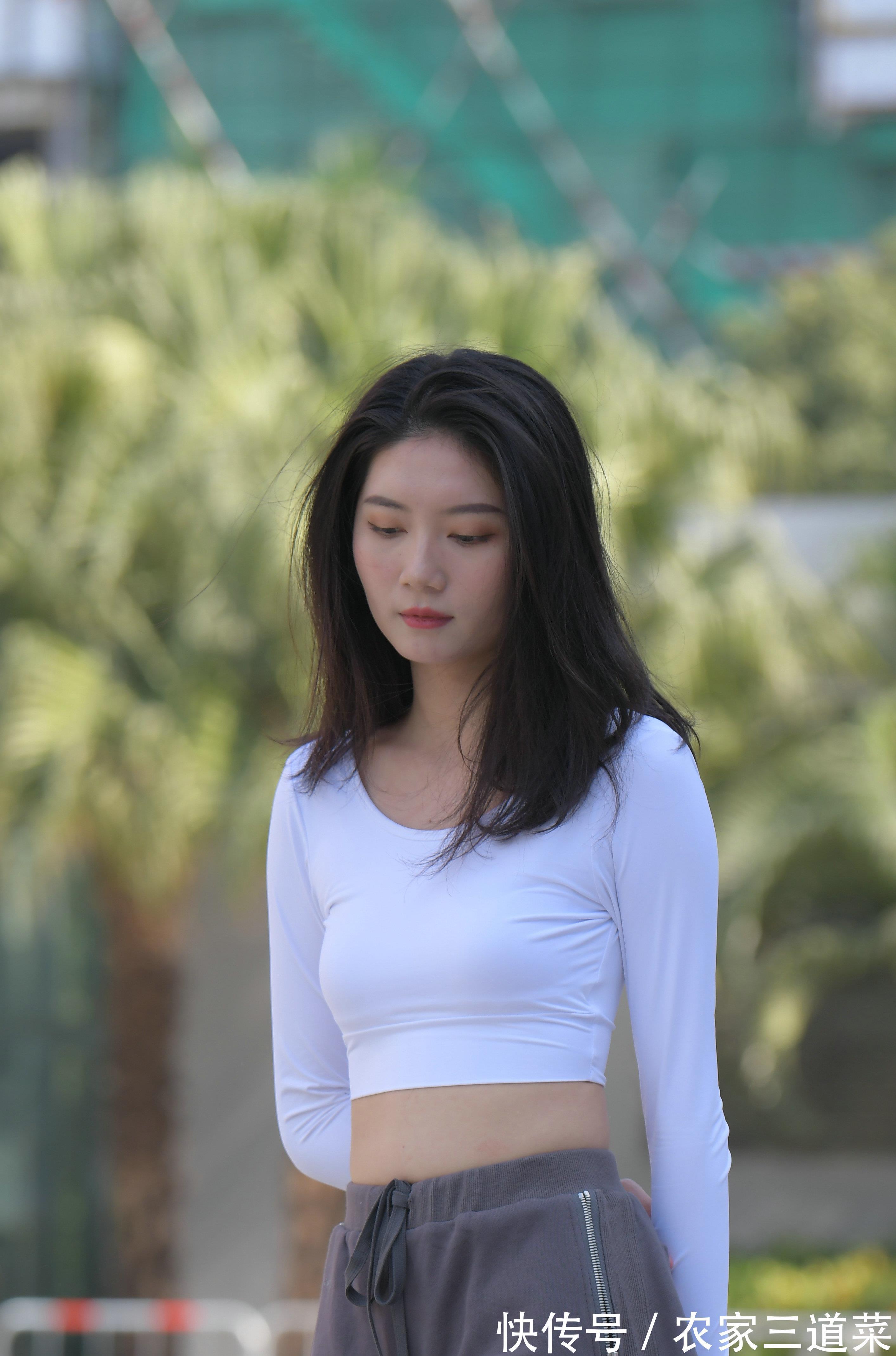 紧身裤|姐妹出行,展现出不同清凉装的穿搭风格,时尚又靓丽