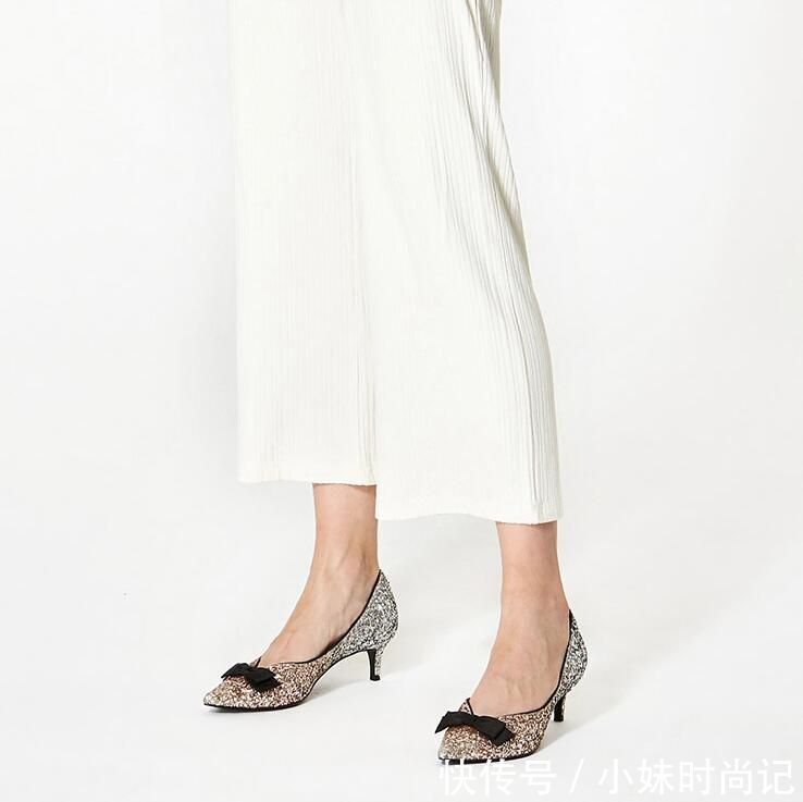 尖头细高跟鞋性感迷人,衬托女性优雅的气质