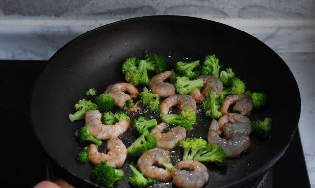 营养|西兰花和虾还可以这样做,煎一煎,味道鲜香,既当菜又当饭,香!