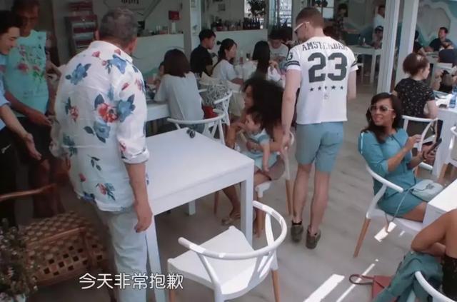 黃曉明被指差別待遇對中國客人跟外國客人態(tài)度大不同