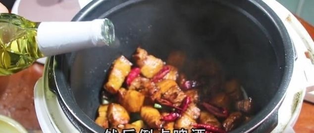 把五花肉扔进电饭锅，不加一滴水，出锅后一大锅都不够吃，太香了