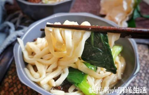 面团|自己在家做手擀面时,教你一招,面条爽滑又劲道,越吃越上瘾
