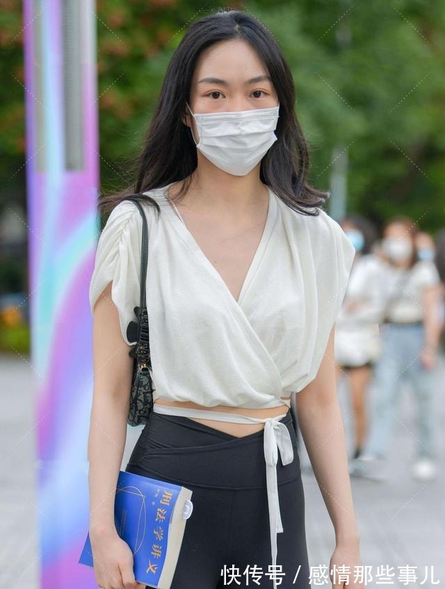V领 V领休闲衫，搭配黑色运动裤，时尚感十足！