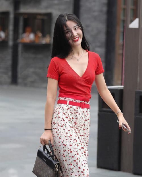 少女|街拍：红衣少女真美丽，朴素装扮难挡她的青春魅力