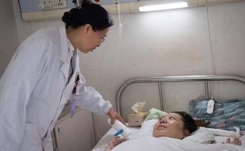 分娩|“最霸气产妇”火遍全网，分娩后自行“走”回病房，医生都看傻了