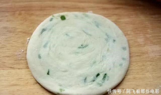 烙饼时,别傻傻只加面粉,多加一种食材,小饼香酥好吃,越嚼越香