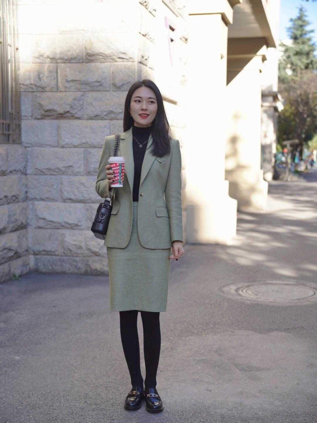 搭配|别再用西装配九分裤了!今年流行搭配小裙子,干练利落又不失温柔