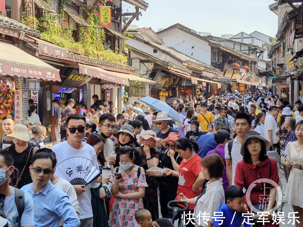 磁器口|冰糖糯米or麻辣椒盐？外地游客逛磁器口最爱小麻花