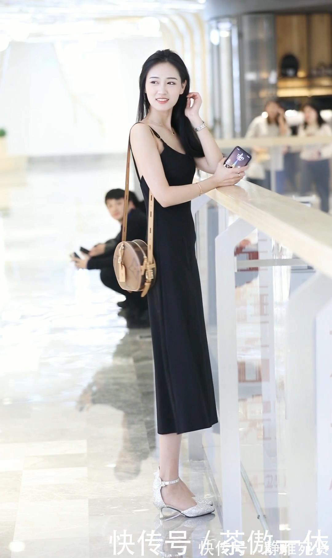 清纯 清纯的小姐姐,一袭优雅黑色连衣裙优雅又低调,凸显仙女般气质