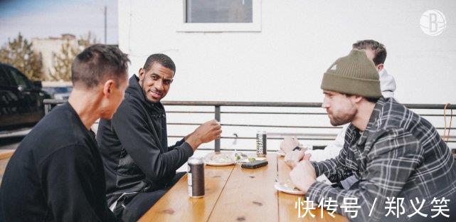 全队|篮网圣城团建一幕曝光!米尔斯请全队吃饭:欧文哈登笑容满面