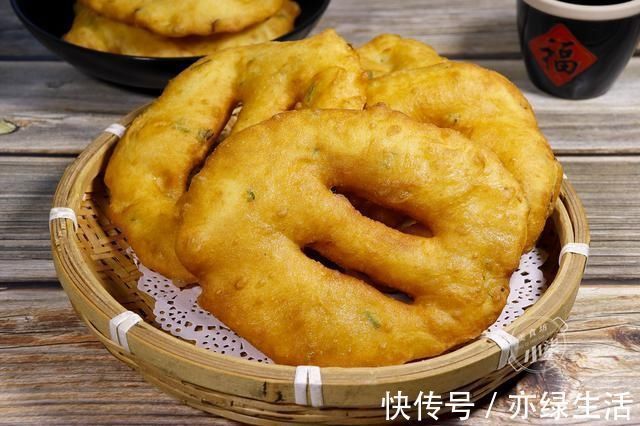 葱油饼的正确做法，不揉面不擀面，蓬松不油腻，比油条简单还好吃