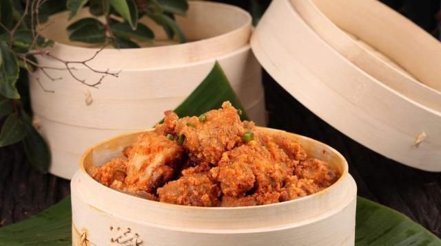 做粉蒸排骨时,直接下锅蒸大错特错,多加一步,排骨软糯可口