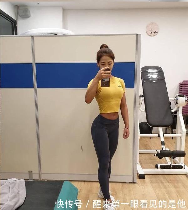女子|女子非常热爱健身, 马甲线身材被赞美, 只是下半身有点显腿粗!