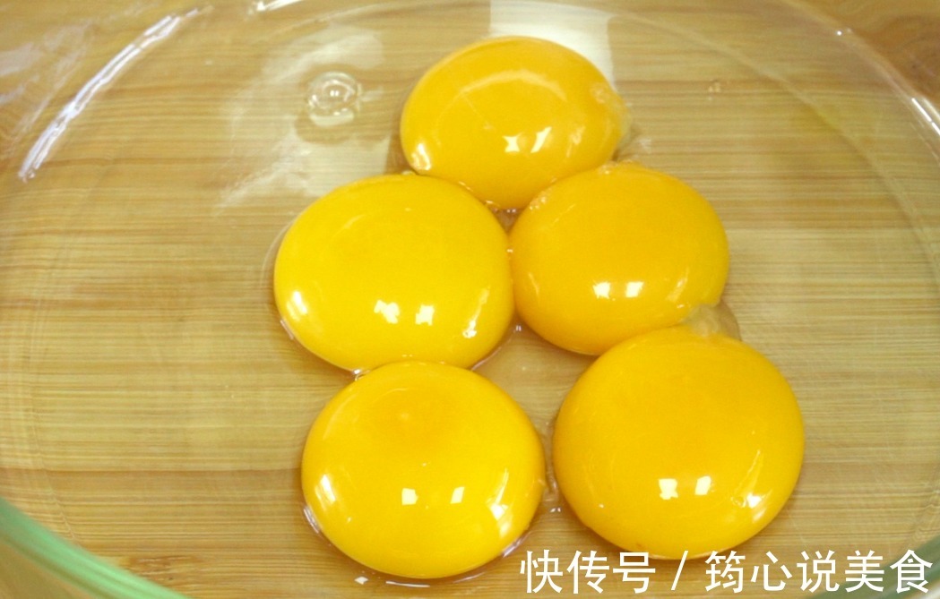 双色玉米面蒸蛋糕，好吃不上火，用对方法，暄软漂亮中间不发粘