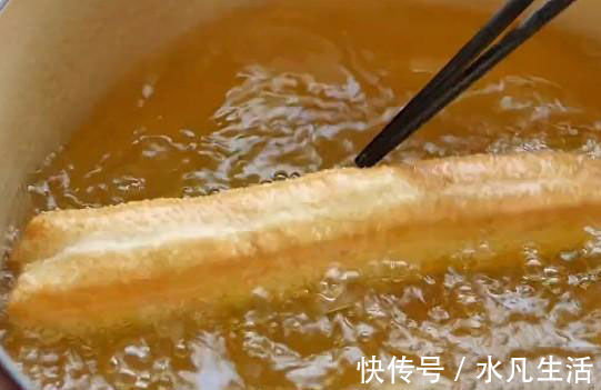 好吃|2分钟学会做油条，不用泡打粉小苏打，蓬松有嚼劲，比买的还好吃