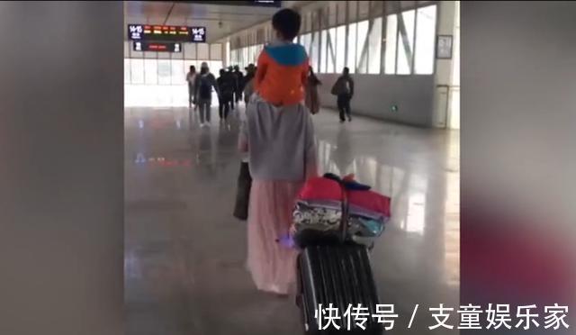 妈咪|妈妈带孩子出远门,展现出带娃神技能,网友称当妈后又“进化”