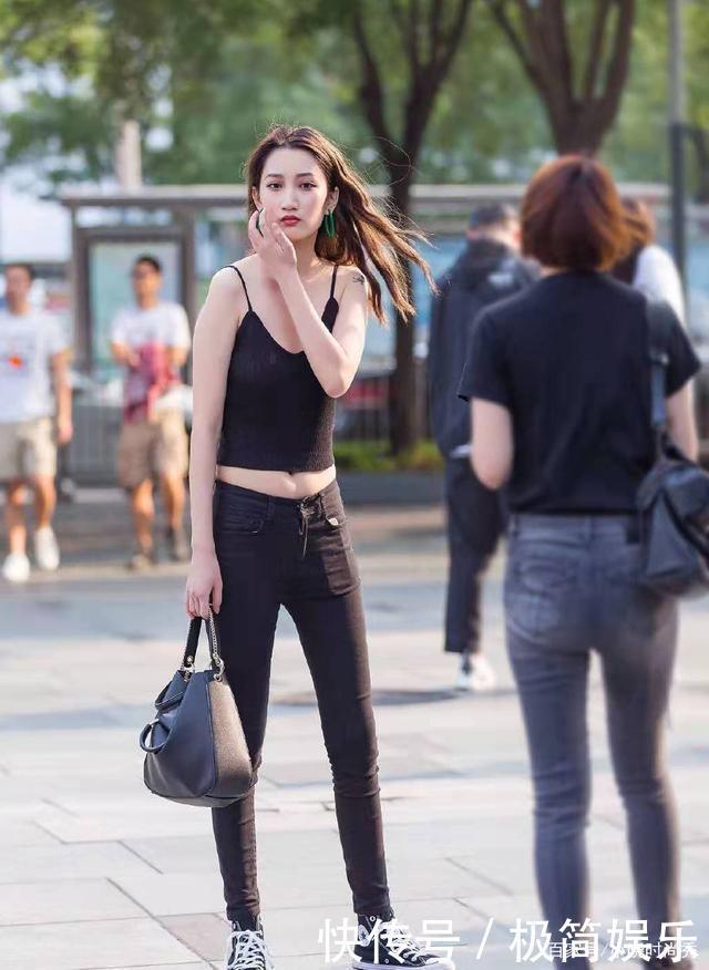 背心|悬带背心如何搭配赶时髦的人学习一下,逛逛街这样穿才清爽明亮