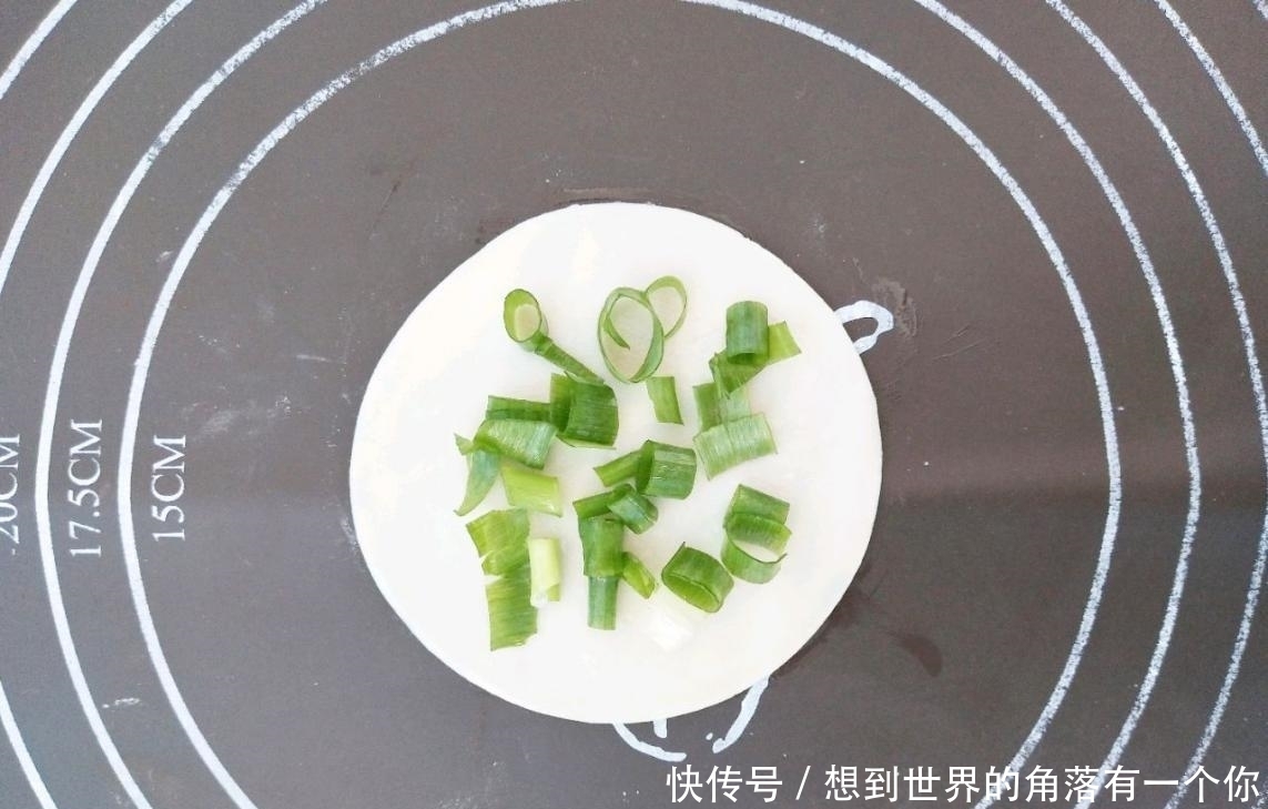 剩下的饺子皮怎么办？加点葱花擀成饼，煎一煎，满口酥脆