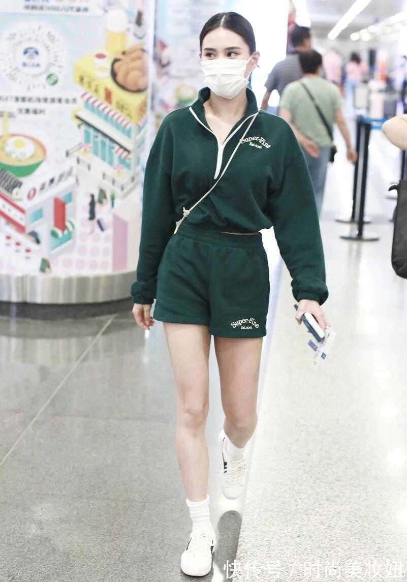 养眼|何超莲不愧是“富家女”，穿运动装走机场高级洋气，气质太养眼了