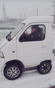 |搞笑GIF:可怜的面包车还不足月就生下来了!就不怕翻了吗!