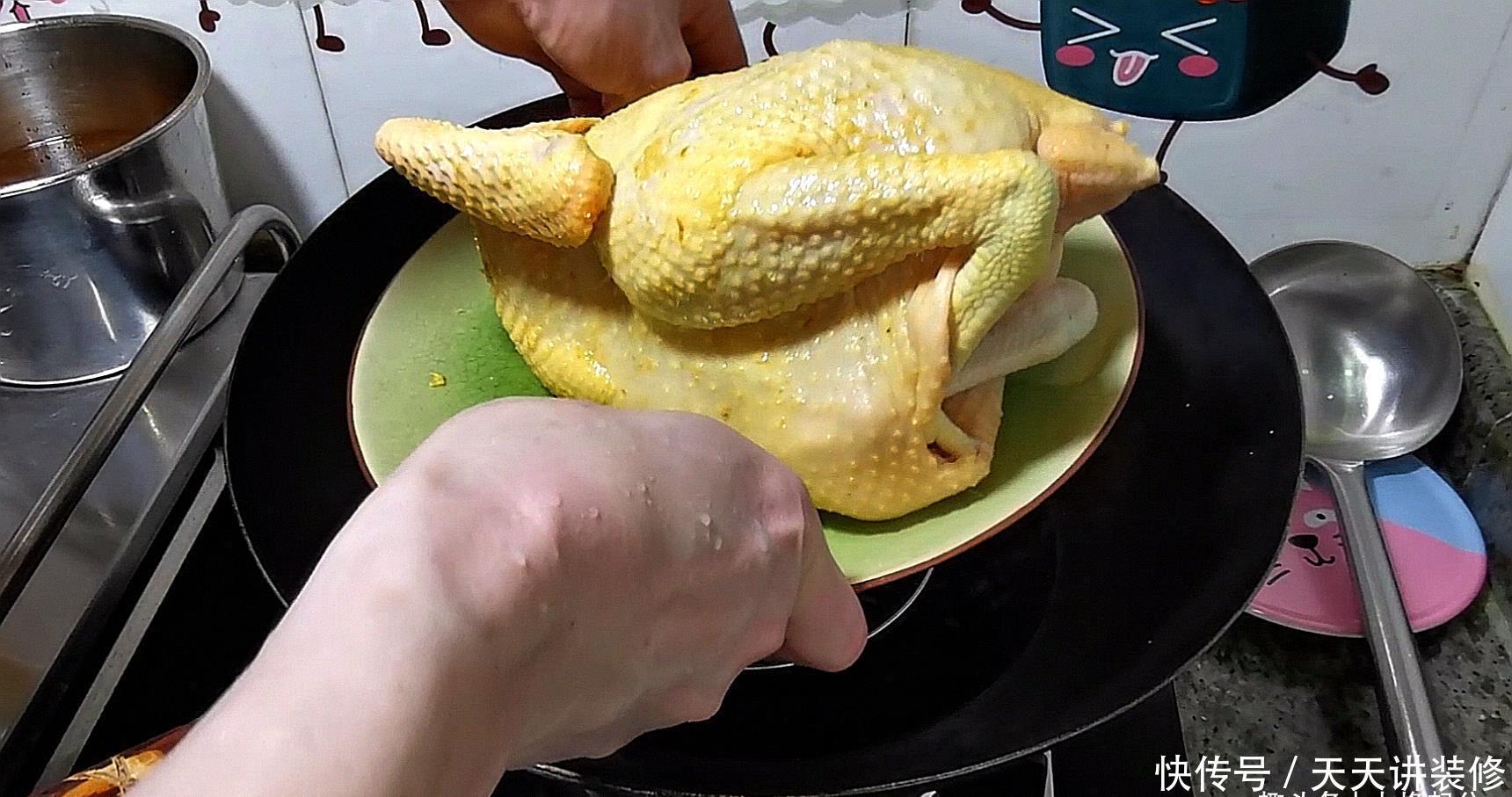 大厨教你正宗白切鸡做法,皮爽肉滑鲜美,搭配3碗蘸料,原汁原味