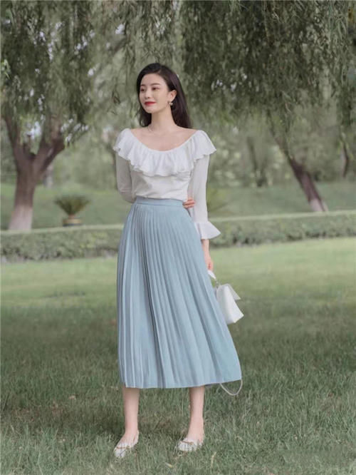 今年火了一种穿法，叫“衬衫＋长褶裙”，清新又迷人，潮人都爱了