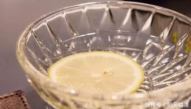 别人|吃西餐的时候,当你喝了柠檬水后,会被别人笑话的