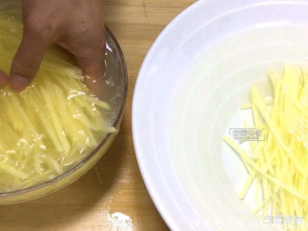  炒土豆丝时，有的人在第一步就做错了，多加一个步骤，爽脆不发黑